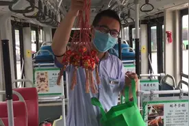 有心了！公交车长布置“粽意”车厢，送乘客香包视频封面