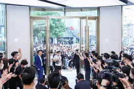 华为全球最大旗舰店在上海南京东路开张，邻居是苹果和三星店图片