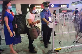 没有智能手机怎么出示“健康码”？各地推多项举措确保群众便利出行图片
