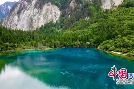 灾后重建的九寨沟五花海：山水如画，更显珍贵图片