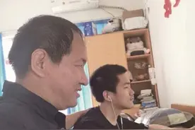 父亲陪伴患脑瘫的儿子上大学：我会一直陪着他图片