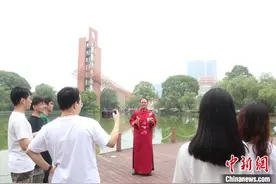 杭电辅导员自创自打快板送别毕业生 学生称“要听哭了”图片