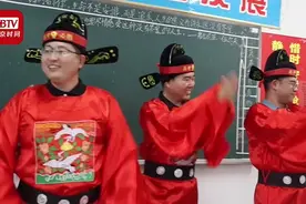 喜庆！校领导穿状元服给高三学生送粽子图片