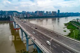 电子警察抓拍！泸州国窖大桥新增公交专用道图片