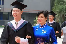 五个男孩的原创歌曲《曹妈妈》听哭老师！红毯+鲜花，你们值得！金中河西这场毕业典礼泪点十足图片