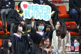 南京航空航天大学毕业生泪别校园“青春不散场”图片