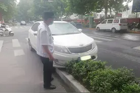 玻璃“镀膜”太深！司机“骑”上绿化带图片