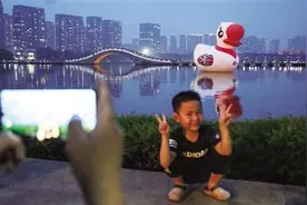 瓜渚湖游来一只“兰小白”图片