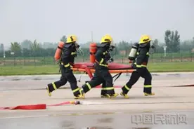 郑州机场成功举行消防救援应急演练图片