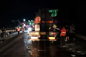 好险！满载31吨浓硫酸槽罐车轮胎起火，他们近身扑救获点赞图片