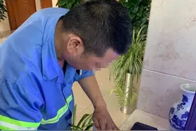 环卫车路口左转弯时闯红灯，还不按所需行进方向驶入导向车道：记8分，罚300元图片
