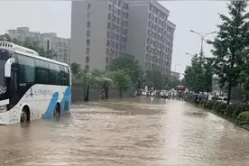 “雨太大了！开车开出乘风破浪的感觉！”暴雨凶猛，杭州街头已变成这样……图片