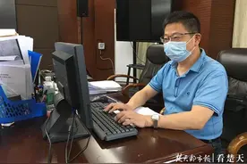 至今坚守战疫岗位的他，未见父亲最后一面，父亲说尽忠就是最大的尽孝图片
