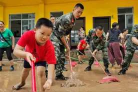 敬礼！这是最可爱的人与“小可爱”们的暖心瞬间图片