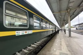 成昆线上的小慢车：老乡打工的车，孩子上学的路……图片