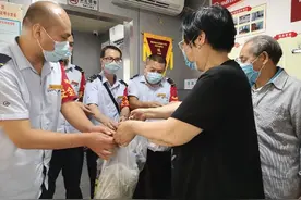 端午节｜七旬奶奶亲手包粽子送司机 因为他们坐车享受“VIP”待遇图片