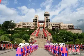 四川茂县羌族民众载歌载舞欢庆瓦尔俄足节「组图」图片