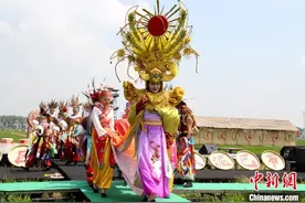 沈阳锡伯族泥巴节开幕 稻草美人与游客上演泥地狂欢图片