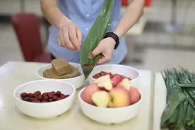 “西瓜粽”“虾粽”“水果什锦粽”……原来动物园里小动物们吃的粽子这么丰盛图片