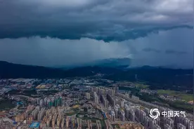 壮观！广东新兴乌云压城大雨倾泻 堪称大片图片