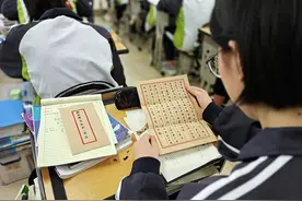 因休产假缺席班级备考 成都这位90后班主任每日手写书信“陪伴”学生图片