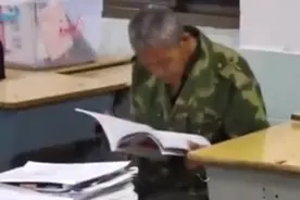 前有收垃圾老爷爷在空无一人教室里读书，后有农民在图书馆留言图片
