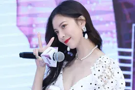 宋妍霏穿镂空白裙秀长腿美成花仙子 与尹正一起研究产品画面养眼图片