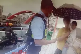 大雨里，柳州3岁娃独自淋雨走在街头！有人将他抱起后做了这件事图片