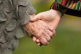 不被看见的老年女同性恋图片