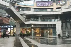 杭州一姑娘逛街遇到“神秘人”，结果被坑惨图片