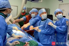 心尖尖上扎个小孔 超高龄老人也能用小手术给心脏换“门”图片