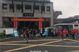 系红绳、走红毯，2020杭州市中考首日，考生戴口罩入场！刚刚，中考作文揭晓，这封信你会怎么写？图片