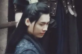 李易峰《镜·双城》路透 苏摹侧脸低眉贵气十足图片