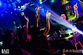 青岛酒吧复苏各具特色 原创音乐大赛有助于恢复人气图片