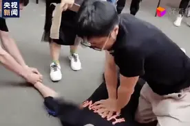 眼镜都甩飞了，但真的很帅图片