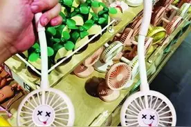 脖挂小风扇 厨房炒菜凉爽多了图片
