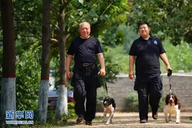 缉毒犬“播求”和它的训导员图片