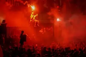 数千名球迷街头庆祝利物浦英超夺冠，当地警方发出疫情警告图片