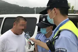 大叔超速被拦下，一瓶啤酒吓破胆图片