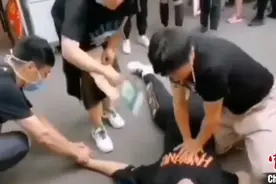 男子心脏停跳倒街头 路人摘掉口罩“口对口”施救图片
