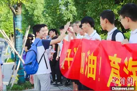 杭州中考首日：考生收到花式祝福图片