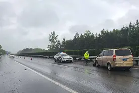 汛期高速事故易发 江西高速交警：牢记“九字口诀”图片
