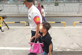 揪心！女子停个车竟把孩子丢了图片