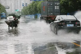 这样开车违法！一地司机开车碾压积水，溅湿路人，罚200图片