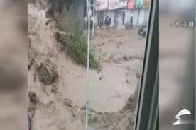 淄博博山11小时降下71毫米暴雨 部分房屋、汽车、道路被冲毁图片