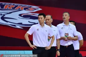 特写｜“主帅”刘炜：扛起上海男篮，他只是少一张教练证书图片