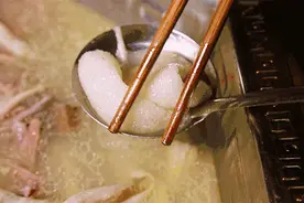 喝汤识菌子，涮上一锅鲜图片