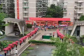 超暖心！清晨大雨，育才中学几十位老师撑起两座“伞桥”图片