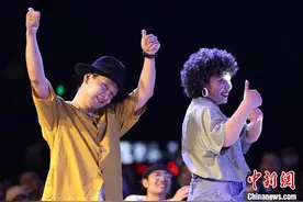 街舞达人走进南京时尚街区上演“街舞争霸赛”图片