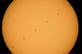 NASA摄影师抓拍国际空间站“穿越”太阳的壮观景象图片